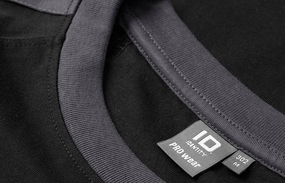 ID 0302 PRO Wear T-shirt | kontrast nærbillede med logo