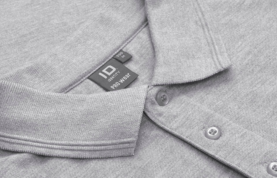 ID 0320 PRO Wear poloshirt | lomme produktfoto til broderi