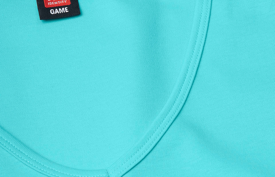ID 0506 Interlock T-shirt | v-hals | dame nærbillede med logo