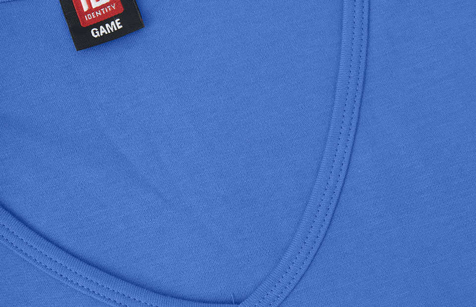 ID 0506 Interlock T-shirt | v-hals | dame nærbillede med logo