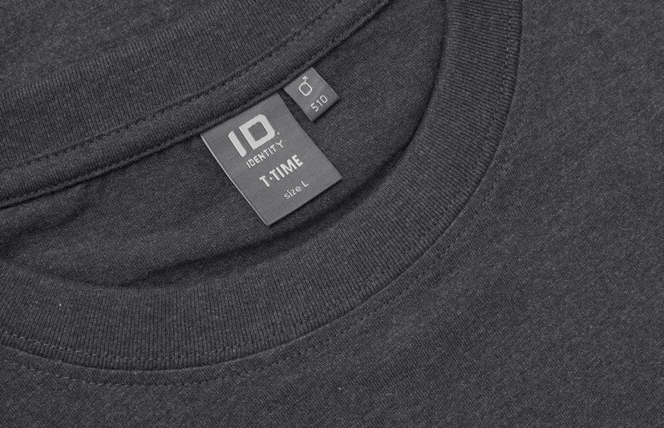 ID 0510 T-TIME® T-shirt detalje med logo