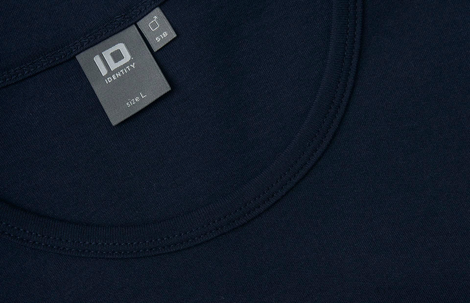 ID 0518 Interlock T-shirt | l/æ nærbillede med logo
