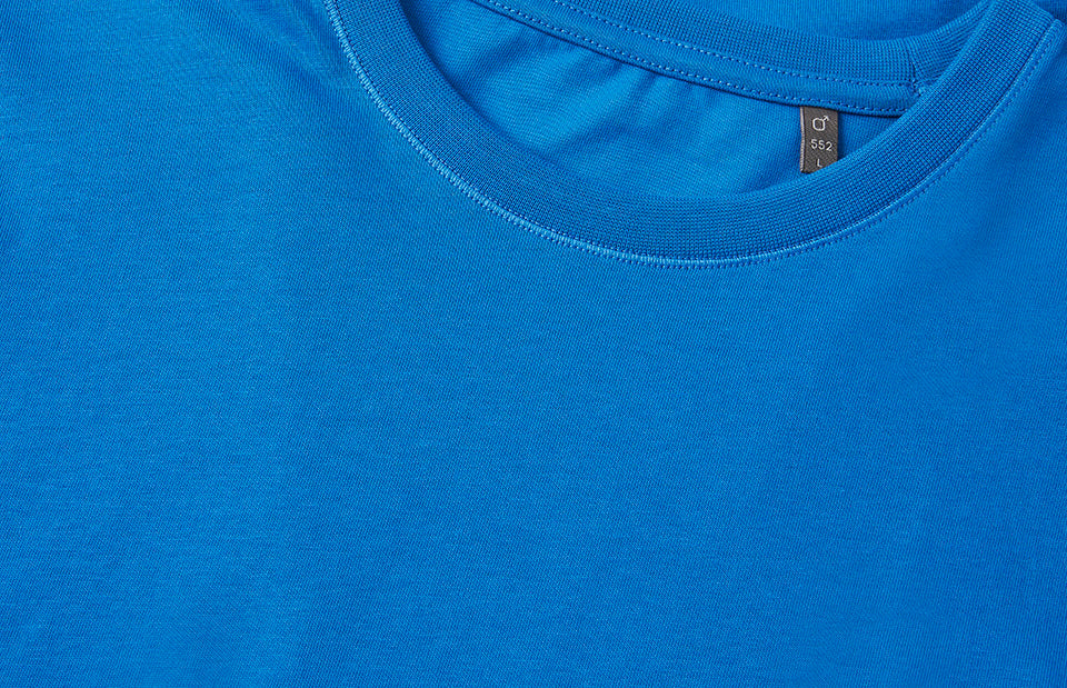 ID 0552 T-shirt | økologisk nærbillede med logo