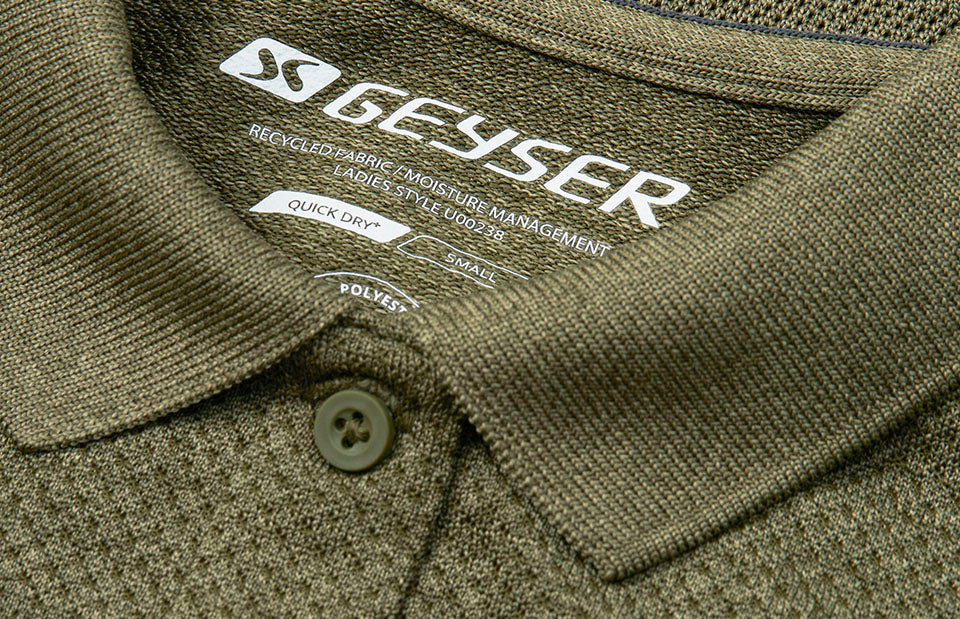 ID 0573 Poloshirt | active | dame nærbillede med tryk