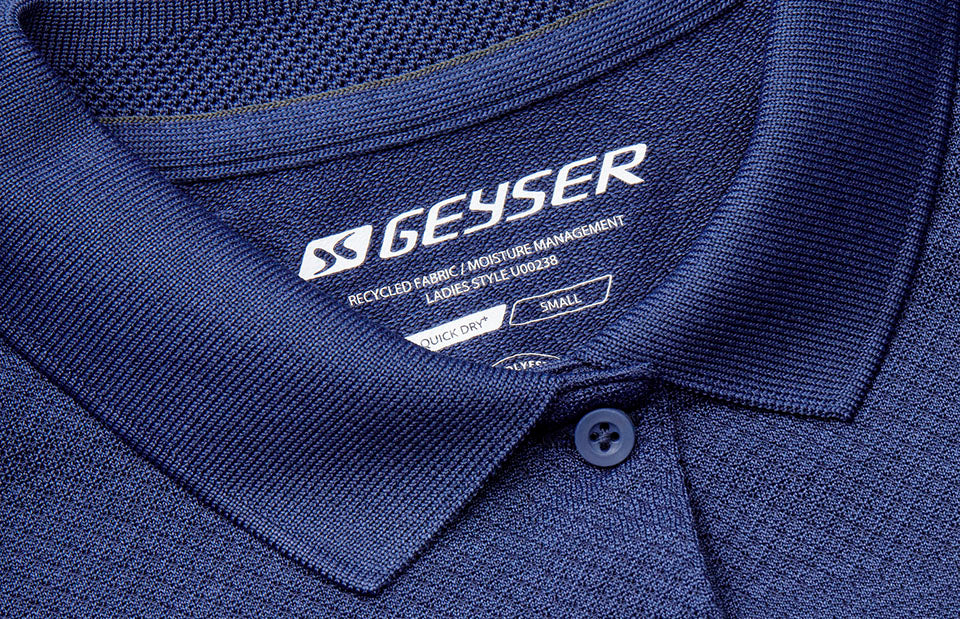 ID 0573 Poloshirt | active | dame nærbillede med firmalogo