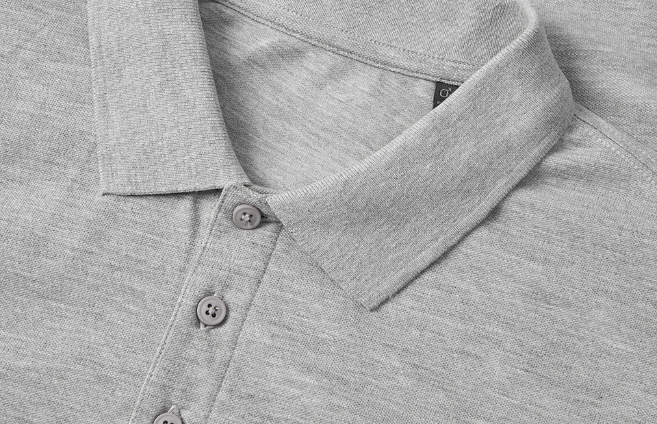 ID 0586 Poloshirt | økologisk detalje med logo
