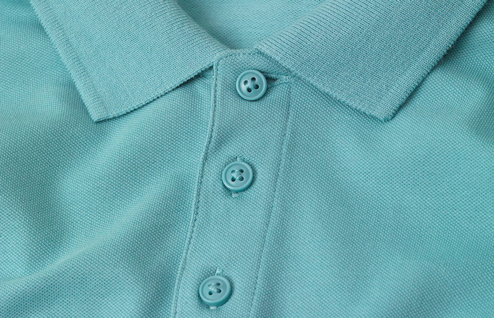ID 0586 Poloshirt | økologisk nærbillede med logo