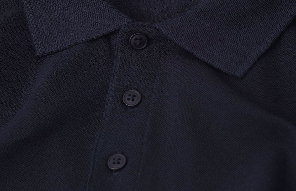 ID 0586 Poloshirt | økologisk nærbillede med logo