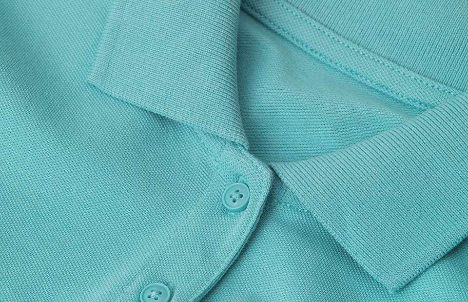 ID 0587 Poloshirt | økologisk | dame detalje til broderi