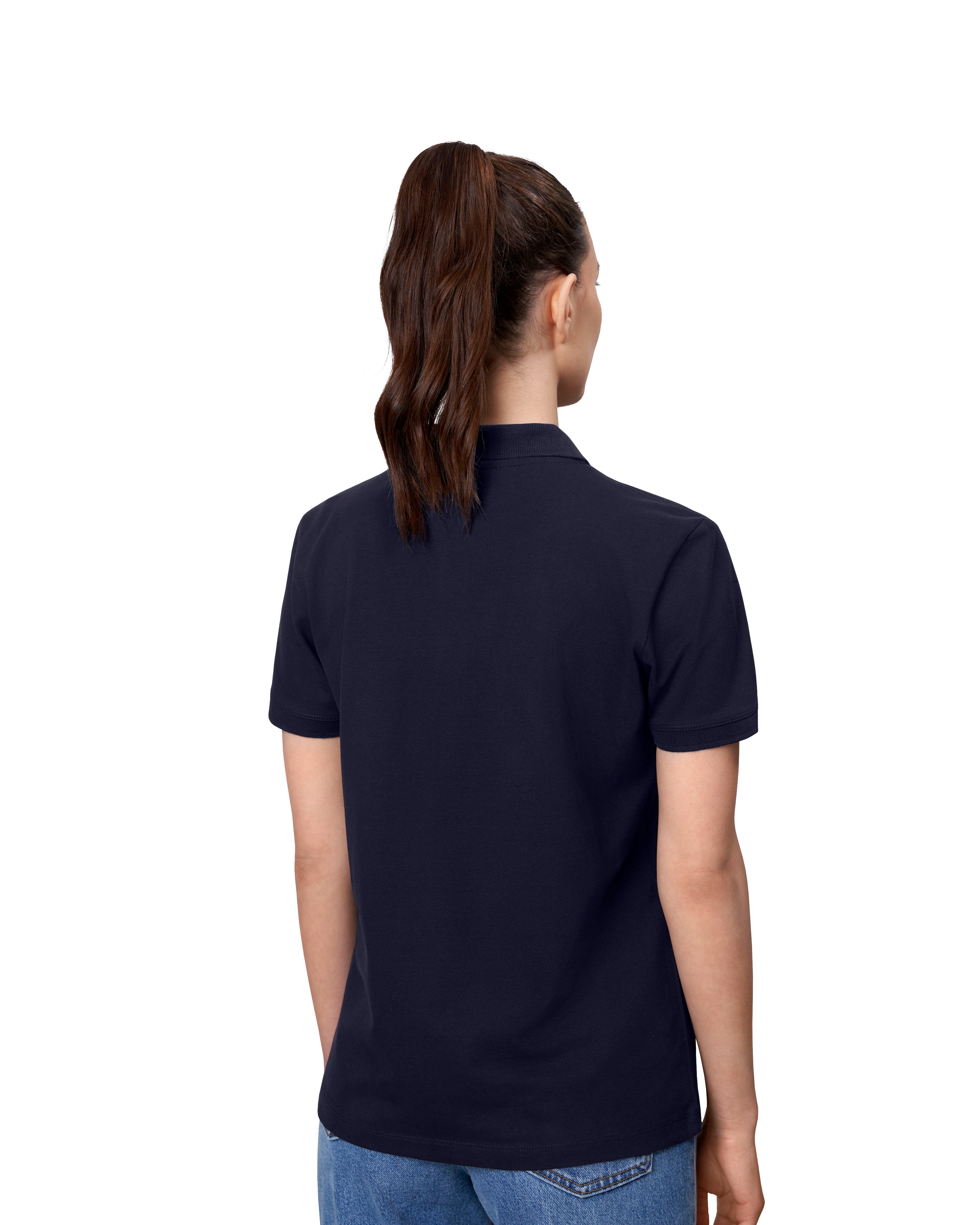ID 0587 Poloshirt | økologisk | dame nærbillede med logo