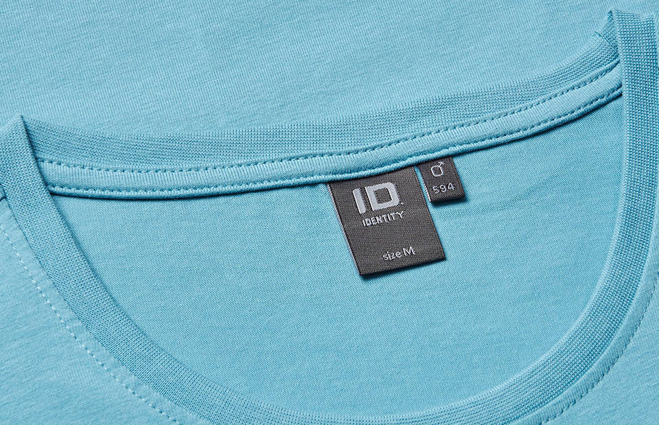ID 0594 Stretch T-shirt | komfort nærbillede med logo