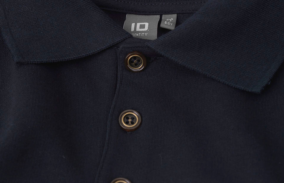 ID 0601 Polosweatshirt | klassisk nærbillede med logo