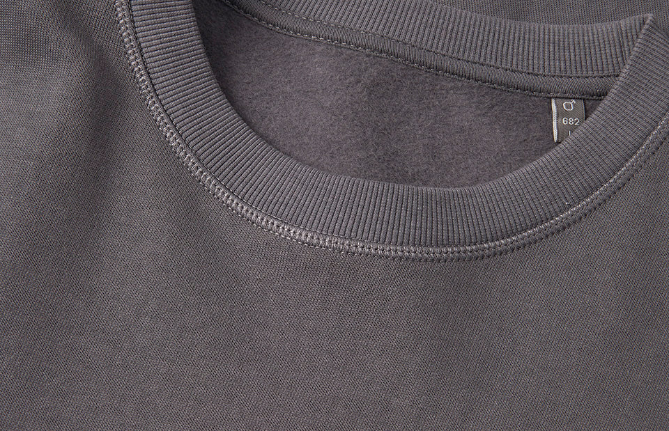 ID 0682 Sweatshirt | økologisk nærbillede til broderi