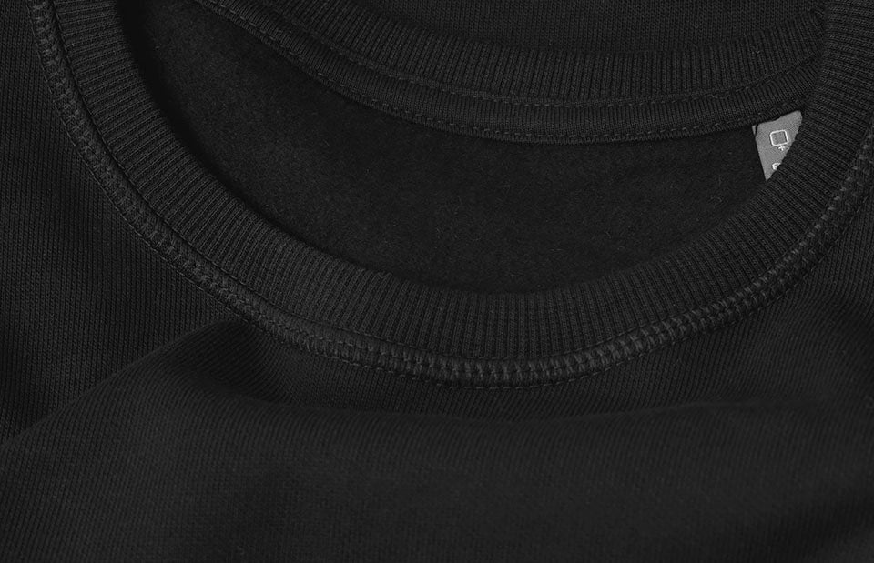 ID 0683 Sweatshirt | økologisk | dame nærbillede med logo