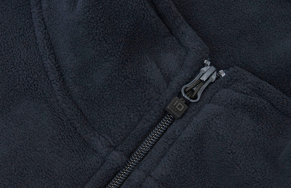 ID 0803 Cardigan | mikrofleece nærbillede med logo