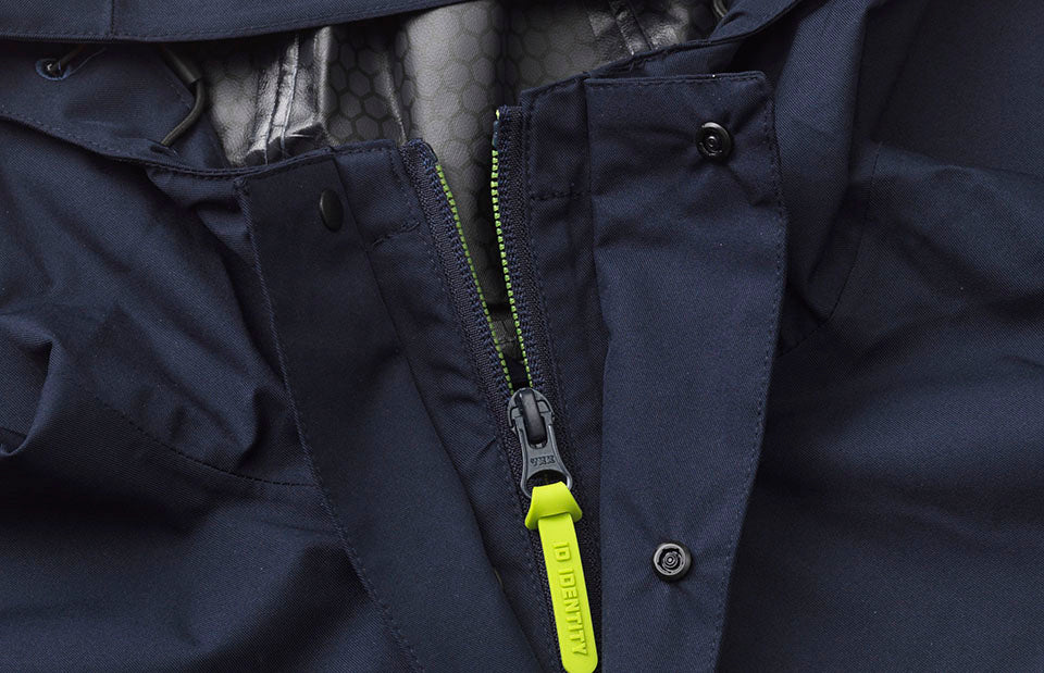 ID 0830 Regnjakke | performance detalje til broderi