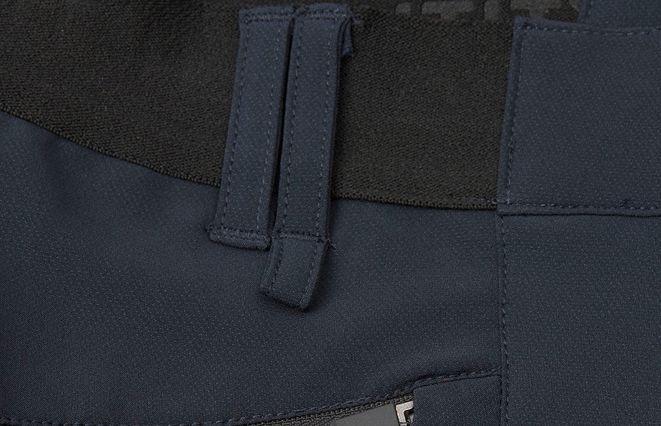 ID 0910 CORE stretch buks detalje med logo
