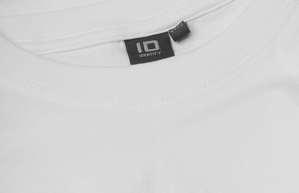 ID 2000 YES T-shirt detalje til broderi