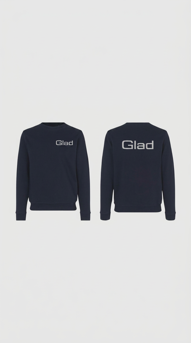 Forside og bagside af en marineblå sweatshirt med "Glad" trykt på brystet og ryggen.