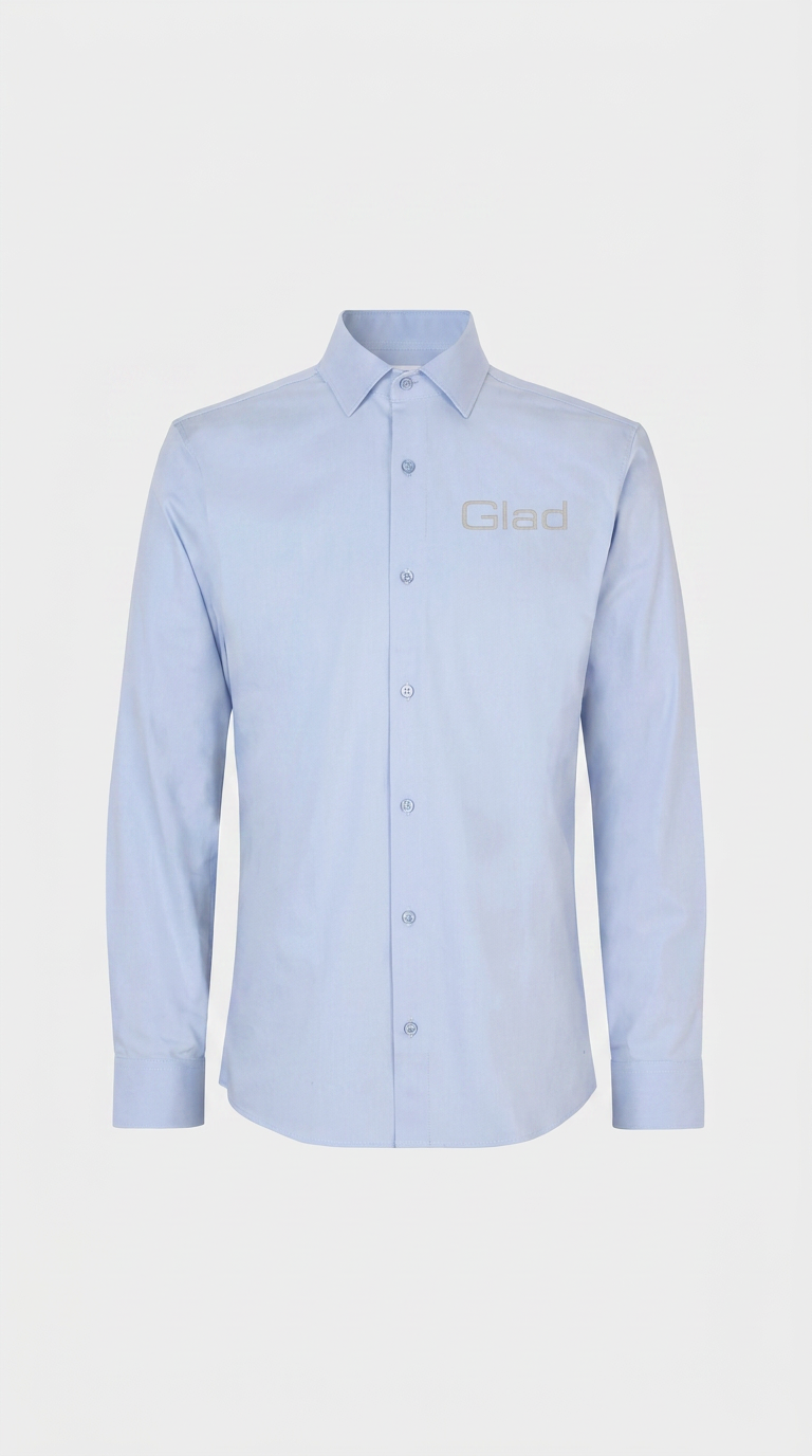 Lyseblå langærmet skjorte med knapper og "Glad" logo på brystet.