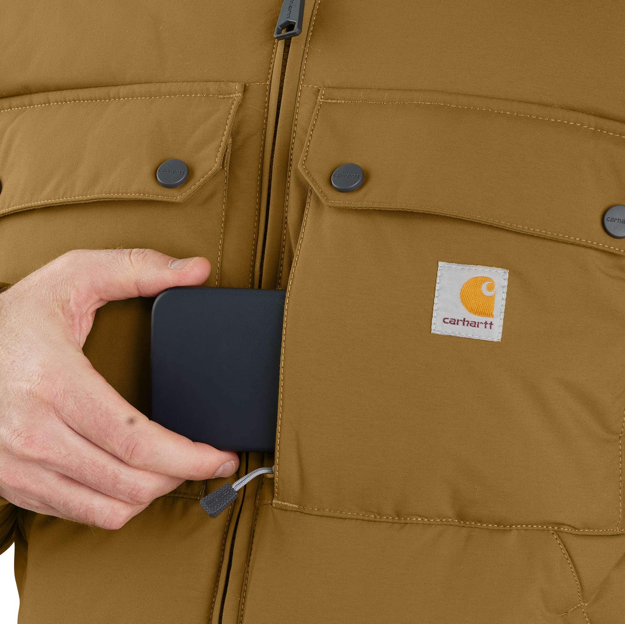 Carhartt 105474 Loose Fit Midweight Insulated Jakke nærbillede med logo