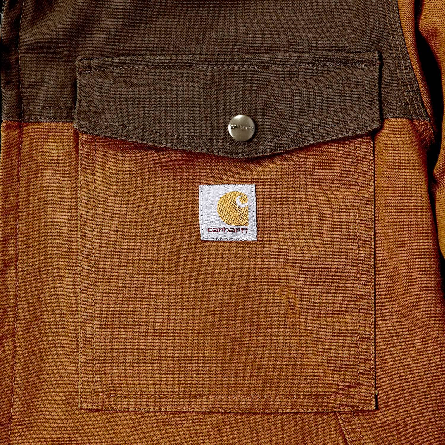 Carhartt 106432 Montana Duck Insulated Jakke nærbillede med logo