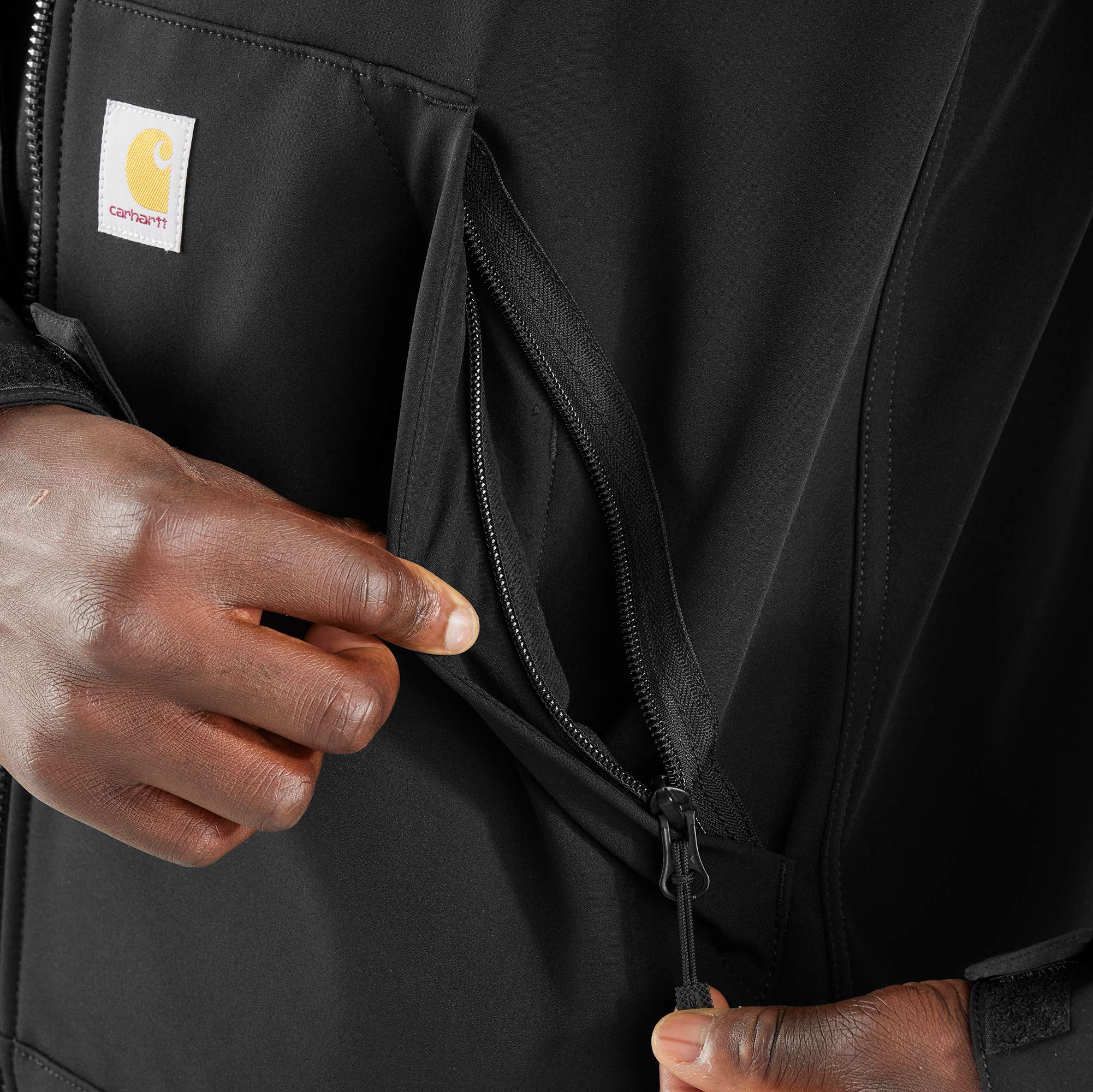 Carhartt 106438 Relaxed Fit Softshell Jakke detalje til broderi