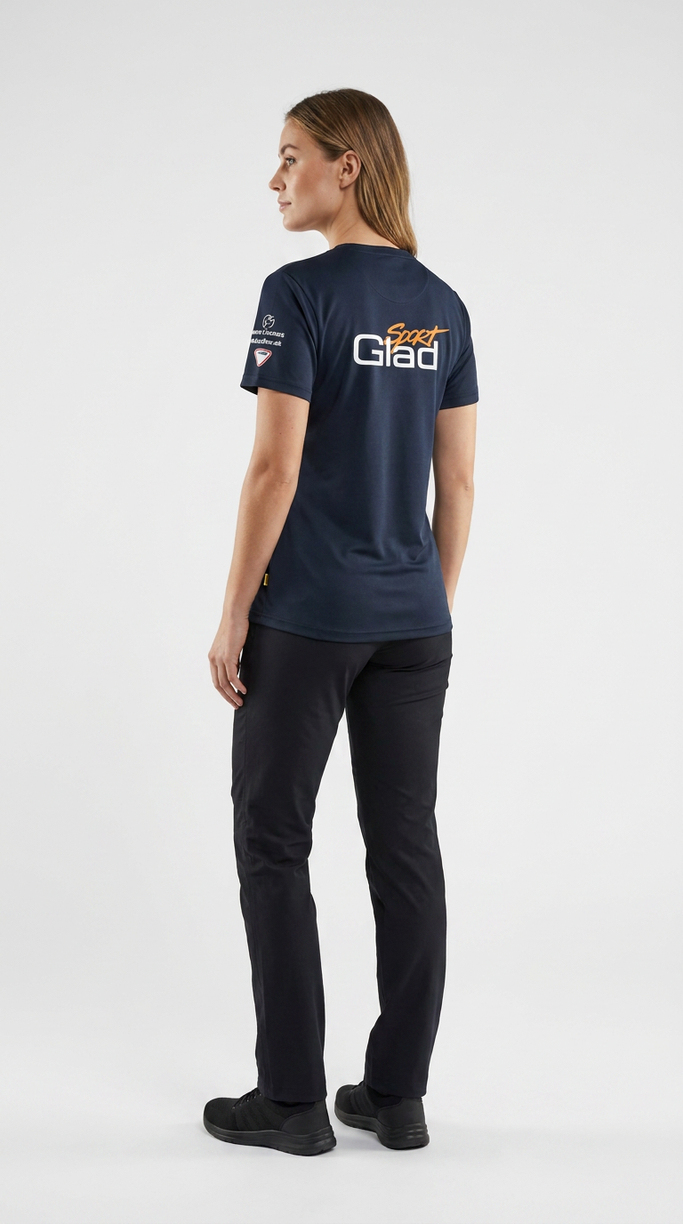 Kvinde set bagfra i en mørkeblå Sport Glad t-shirt og sorte bukser mod en hvid baggrund.