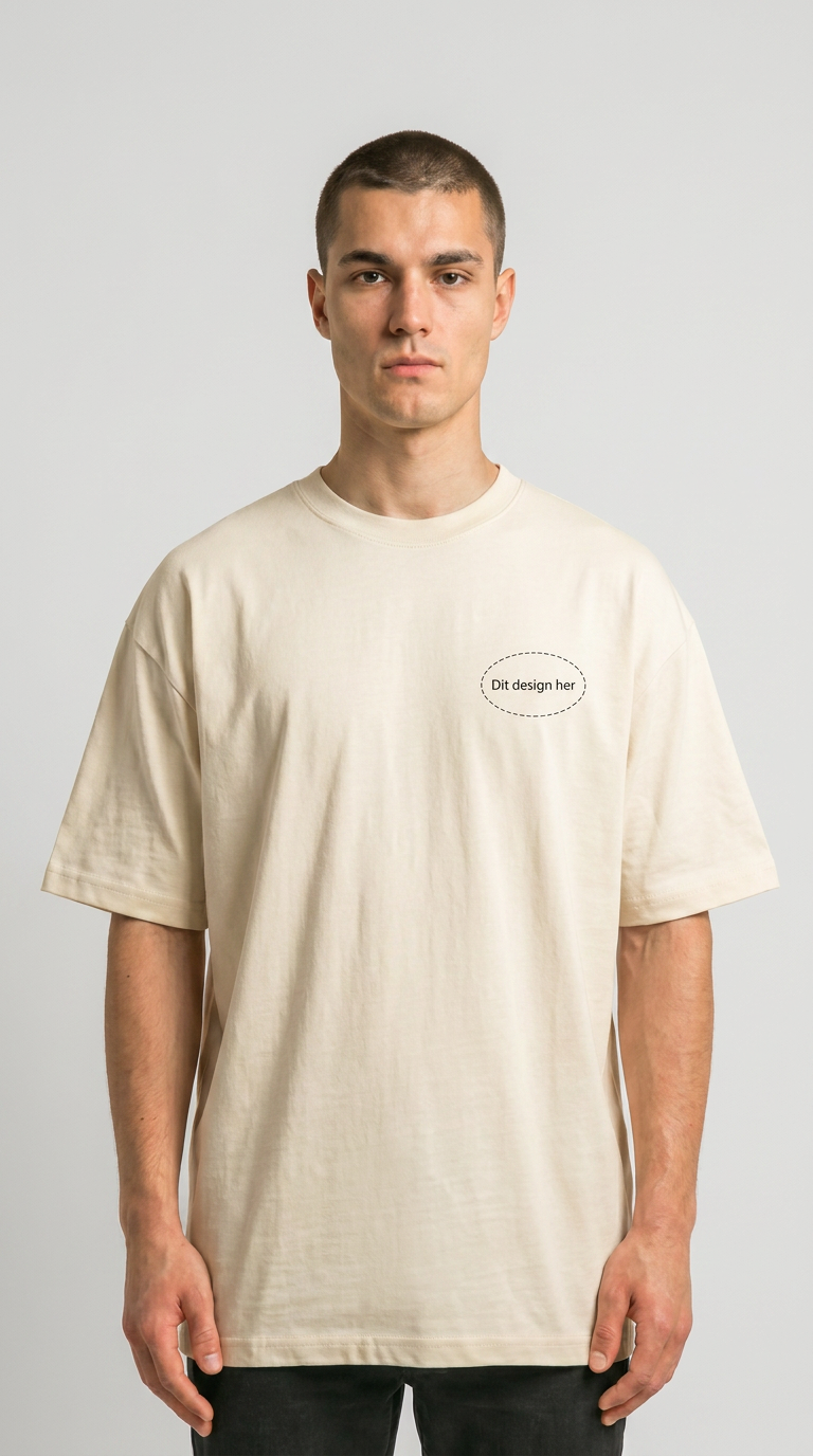 Mand i beige t-shirt med teksten "Dit design her" på brystet mod en grå baggrund.