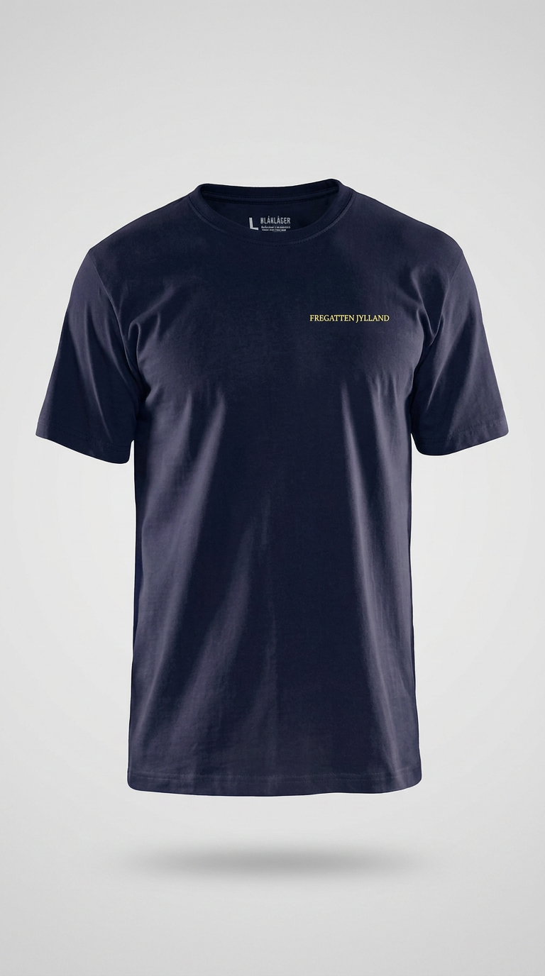 Mørkeblå t-shirt med gul "FREGATTEN JYLLAND" tekst på brystet mod en lys baggrund.