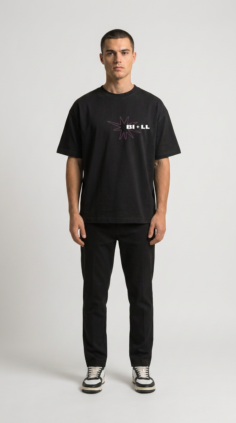 Mand i sort t-shirt med lyserødt stjernelogo og sorte bukser mod en hvid baggrund.