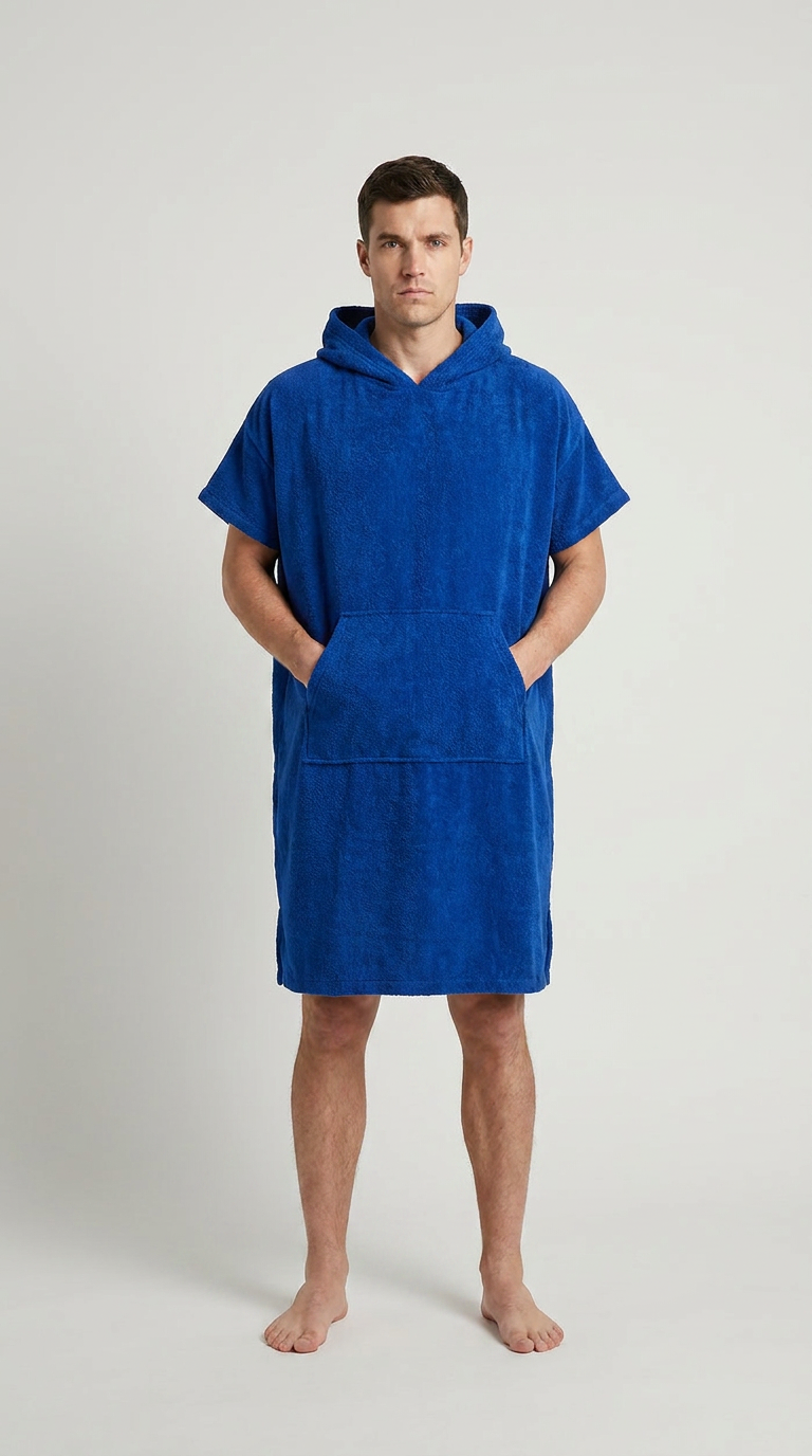Mand i blå badehåndklæde-poncho med hætte og forlomme på hvid baggrund.
