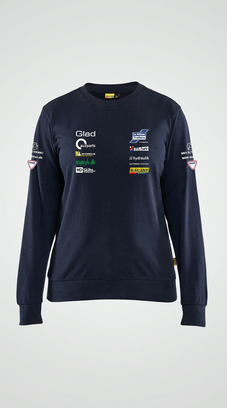 Mørkeblå sweatshirt med forskellige sponsorlogoer på brystet og ærmerne mod en hvid baggrund.