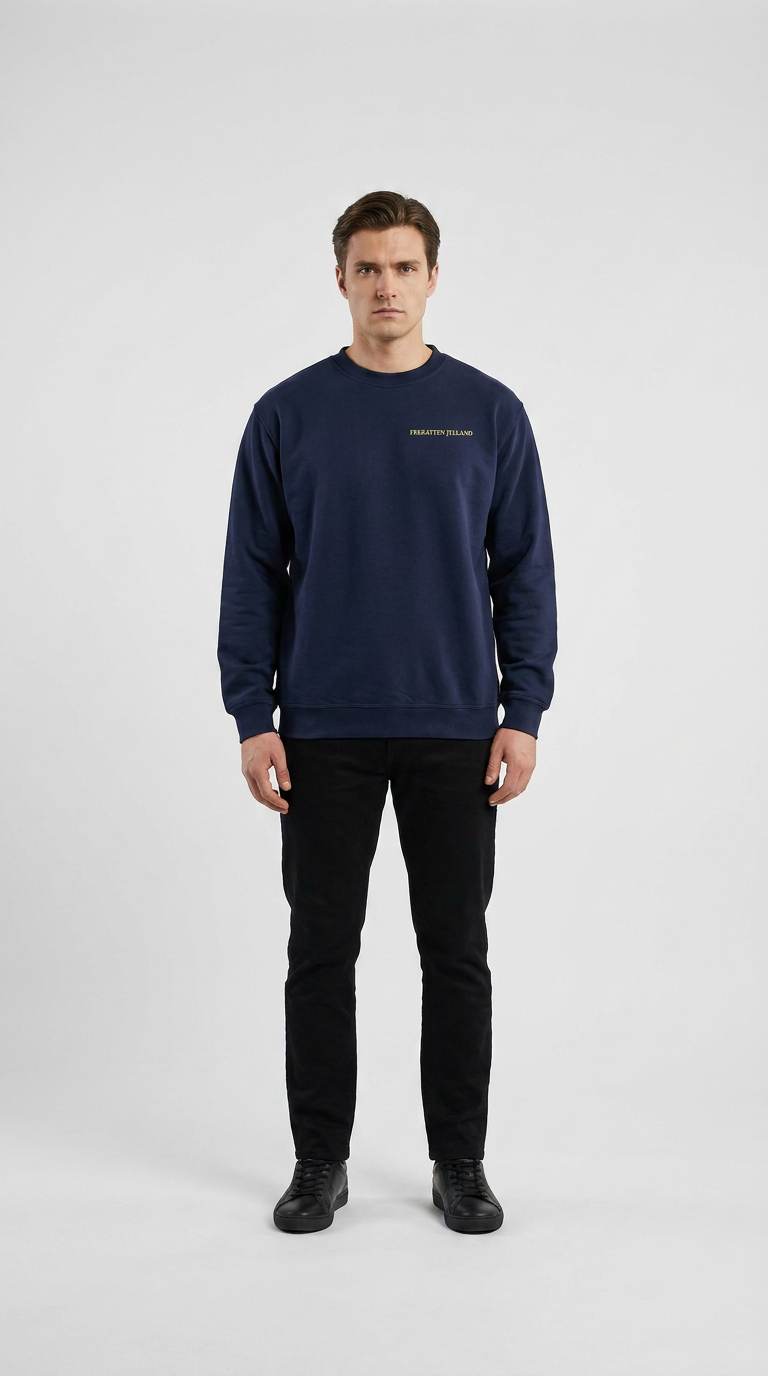 Mand i mørkeblå sweatshirt med guldtekst og sorte bukser på hvid baggrund.