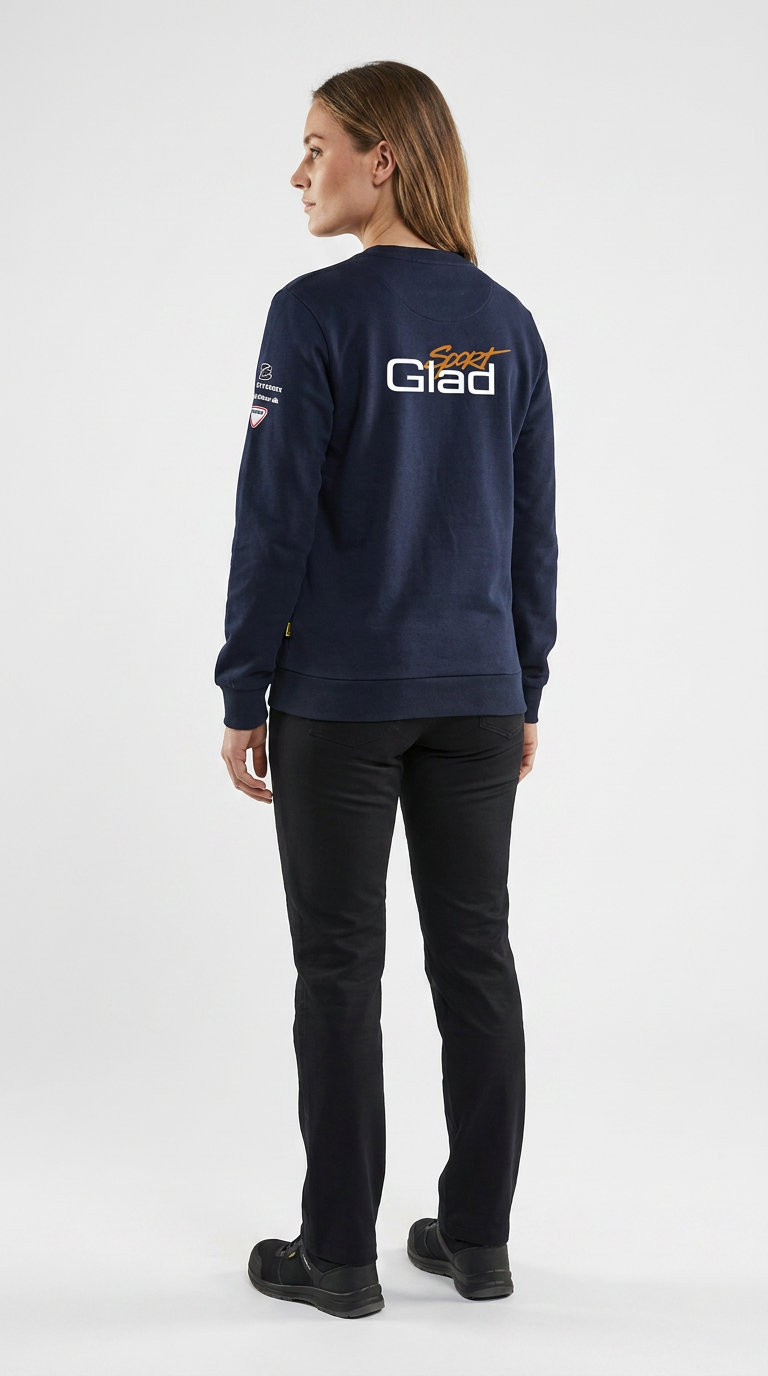 Kvinde set bagfra i en mørkeblå sweatshirt med "Sport Glad" logo og sorte bukser mod en hvid baggrund.