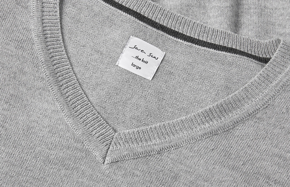 ID S670 SEVEN SEAS The knit | v-neck detalje til broderi