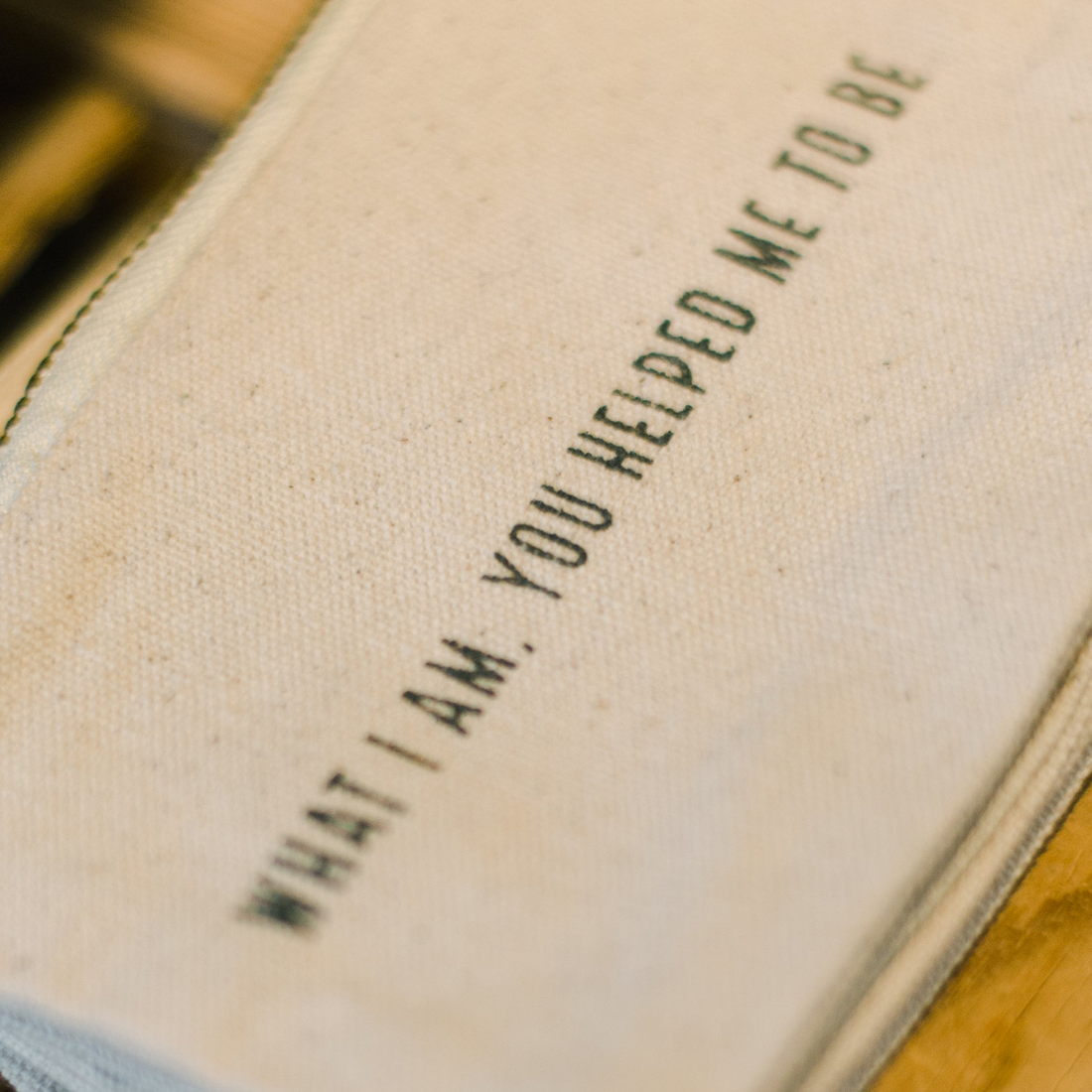 Nærbillede af teksttryk på canvasstof – merchandise med logo