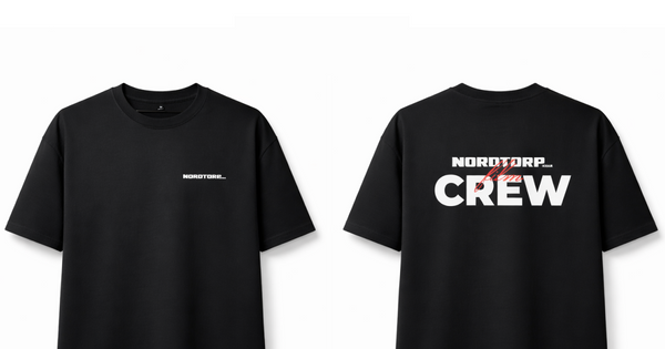Sorte crew-T-shirts med lille brystlogo og stort CREW-ryglogo til et filmhold