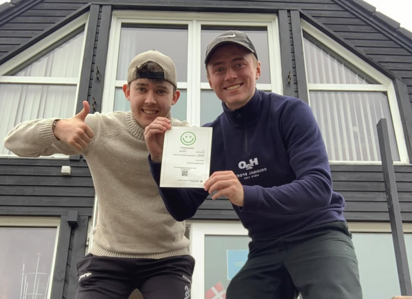 Anton og Oskar fra Tojtryk.dk foran huset i Ebeltoft, hvorfra tøj med logo sendes til hele Danmark