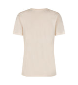 ID 0553 T-shirt | økologisk | dame nærbillede med logo