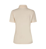 ID 0587 Poloshirt | økologisk | dame nærbillede med logo