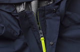 ID 0830 Regnjakke | performance detalje til broderi