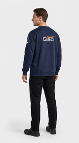 Mand set bagfra i mørkeblå sweatshirt med Sport Glad-logo på ryggen og sorte bukser.