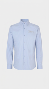 Lyseblå langærmet skjorte med knapper og "Glad" logo på brystet.