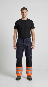 Mand i sort t-shirt og mørkeblå arbejdsbukser med orange high-vis detaljer og reflekser på hvid baggrund.