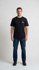 Mand iført en sort t-shirt med lomme og blå jeans mod en hvid baggrund.