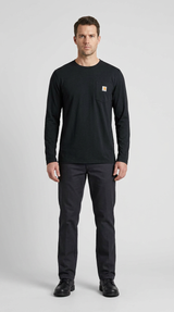 En mand i en sort langærmet Carhartt-t-shirt og mørke bukser stående mod en grå baggrund.
