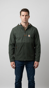 Mand i mørkegrøn Carhartt-jakke med hætte og blå jeans mod en grå baggrund.