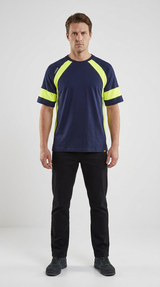 Mand i mørkeblå t-shirt med neon-gule detaljer og sorte bukser på hvid baggrund.