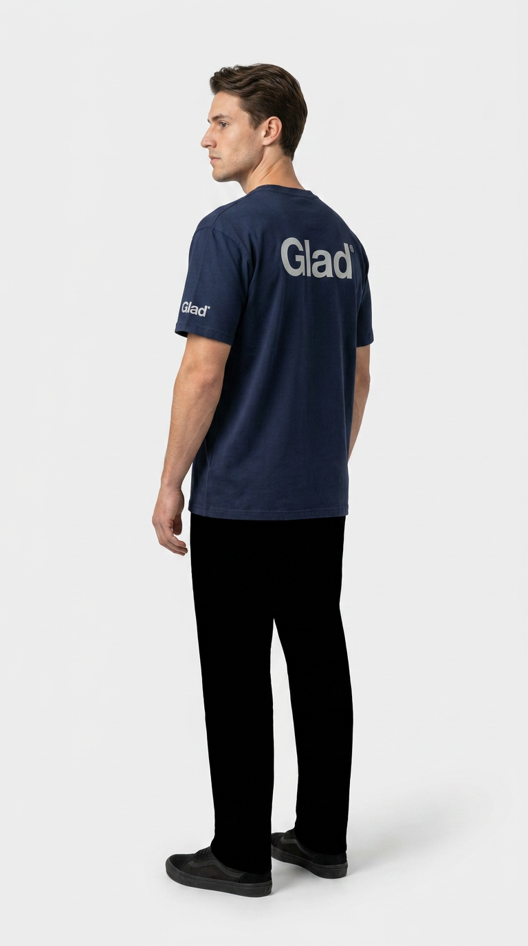 Mand i mørkeblå t-shirt med 'Glad' logo på ryggen og sorte bukser mod en hvid baggrund.